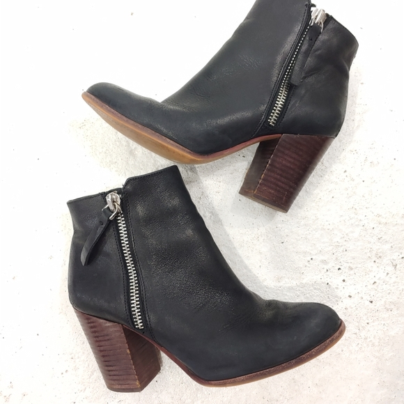 Gianni Bini Shoes - GIANNI BINI LEATHER HEELED BOOT